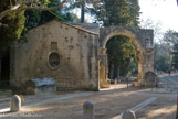 <center>Les Alyscamps.</center> La chapelle Saint-Accurse et l'arc de St Césaire