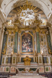 <center>Chapelle des Carmélites. </center> Un décor en marbre et en boiseries en trompe l’œil entoure le tableau de Pierre Parocel (XVIIIème).