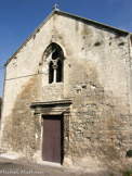 <center>St Blaise.</center> Façade principale de l'église remaniée au XVIIe siècle. Chapelle conventuelle de l’abbaye Saint-Césaire, fondée au VIe siècle par l’évêque de ce nom. Elle fut édifiée principalement en trois étapes, à partir du XIIe siècle, mais a révélé néanmoins des vestiges antérieurs. Désaffectée et démantelé à la Révolution, elle connut divers usages utilitaires, avant d’être fouillée en 1972 et 1982.