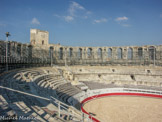 <center>Les arènes. </center> La cavea, espace réservé aux spectateurs, comprenait 34 gradins, divisés en quatre séries : les maeniana, où les spectateurs étaient répartis selon leur rang social. On estime la capacité initiale du monument à quelque 21 000 personnes. La partie centrale réservée aux jeux et combats (l'arène proprement dite) était séparée des gradins par un mur soigneusement appareillé : le mur du podium revêtu de grandes dalles de pierre.