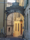 <center>Rue du cloitre. </center> Cet arc du XVIIIe est une des deux portes qui fermaient l'enclos du quartier canonial.