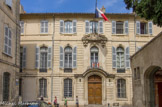 <center>Sous-préfecture. </center> Hôtel Courtois de Langlade, aujourd’hui siège de la sous-préfecture d'Arles. Au tournant du XVIIIe siècle, l’édifice se distingue de la plupart des ouvrages de la période classique par sa décoration de style 