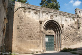 <center>L'arrière de l'archevêché. </center> Le  quartier  canonial  était  situé  entre  la  cathédrale,  le  palais archiépiscopal et les ruines du théâtre, à l’intérieur du rempart de ville qui longeait l’actuelle rue du Cloître.