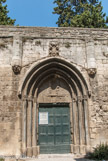 <center>L'arrière de l'archevêché. </center> Derrière ce portail gothique, dit des chanoines,  se trouve le cloître Saint-Trophime.