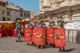 <center> Arelate. </center> A la fin du mois d'août, a lieu le festival « Arelate, journées romaines d'Arles ». En aprticulier, parmi d'autres animations et reconstitution, on peut admirer des manœuvres de légionnaires.