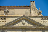 <center> Rue des arènes. </center> Pots à feu et blason de la famille de Grille.