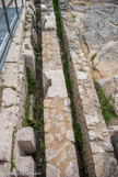 <center>Le théâtre.</center>Le fossé du rideau de scène, au pied de la scène, immédiatement derrière le pulpitum.