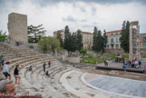 <center>Le théâtre.</center> Le théâtre romain d’Arles mesure 102 m de diamètre. Ses 33 gradins, dont une grande partie a aujourd’hui disparue, s’appuyaient sur une enceinte extérieure composée de trois étages. Les cinq premiers rangs de gradins sont d'origine, les autres ont été ajoutés.