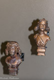 <center>Appliques de couronnement de trépied. </center> Bronze. Ier-IIe siècle apr. J.-C.
Ces bustes associés à des crochets présentent la même typologie que les jambages de trépied pliants découverts sur le même site.
Saintes-Maries-de-la-Mer ;