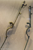 <center>Jambages de trépieds </center> Jambages de trépieds pliants. Bronze, fonte Ier- IIe s.