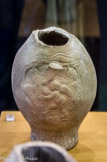 <center>Vase anthropomorphe </center>Il est composé d'une tête d'Amour vendangeur d'un côté et d'une tête de jeune personnage couronné de l'autre. Céramique. Proviendrait de Cnide (Turquie). Milieu du Ier - milieu du IIe s.