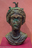 <center>Poids de balance</center>Il a la forme d'un buste féminin. Bronze (poids), fer (anneau de suspension) IIIe - IVe s.