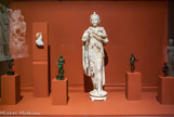 <center>Minerve entourée de statuettes</center>De gauche à droite les statuettes de : Mars cuirassé ; Aphrodite et Eros ; Mercure.  ; Bacchus.