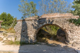 <center>L'aqueduc et les moulins de Barbegal</center>Situé dans la commune de Fontvieille, à environ sept kilomètres à l'est de la ville d'Arles, le vallon des Arcs est franchi par deux ponts aqueducs parallèles, en partie sur arches. Ce dispositif s'explique par les modifications intervenus sur l'aqueduc d'Arles au début du IIe siècle.