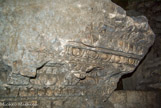 <center>Les cryptoportiques. </center> Les éléments de décor architectonique que l'on voit contre le mur droit appartiennent au décor du forum...