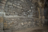 <center>Les cryptoportiques. </center> Dans la galerie  nord, le terrain remblayé de plusieurs mètres a permis la conservation des vestiges de la cité préromaine. Etagement des différents sols. En haut, pierres pour boucher l'ouverture.