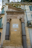 <center>Place du Forum.</center> Deux colonnes corinthiennes, dites de Saint-Lucien, surmontées d'un fragment fe fronton, vestiges d'un temple de l'époque de Trajan ou d'Hadrien.