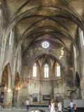 <center>L'église des Dominicains. </center> L'édifice est de style gothique méridional, à nef unique voûtée sur croisées d'ogives et comportant cinq travées; son vaisseau principal est bordé de chapelles latérales moins élevées, formant « collatéraux ». L’abside pentagonale est peu profonde et, comme les chapelles latérales, moins haute que la nef. Une chapelle latérale est appuyée contre son mur sud.