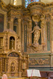 <center>Saint Julien.</center> de St Pierre dans un style baroque, de chaque coté des pilastres qui sont la base d’anges atlantes. Au dessus des deux statues la coquille, symbole de vie et de baptême.