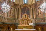 <center>Saint Julien.</center>L'autel a une décor à base de colonnes torses, des ailerons de chaque coté de la partie supérieure, la partie basse étant en forme de tombeau.