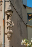 <center>Rue du quartier de la Roquette. </center> A l'angle gauche des rues Frères Vieux et Baudanoni,  niche d'angle avec statue de Saint-Martin partageant son manteau.