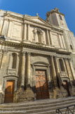 <center>Saint Julien.</center> Son architecture mêle curieusement le style gothique tardif au style classique. Une très belle façade classique avec des éléments de décor baroque (angelots, niches,…) précède la nef gothique.