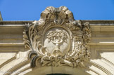 <center>L’hôtel de Divonne.</center> Armes de la famille du Roure au
fronton du portail de l'hôtel. La famille du Roure, l’une des plus brillantes de la ville, avait été confirmée dans sa noblesse par lettres patentes en 1758.
L’alliance avec la famille Du Laurens leur amena la baronnie de Beaujeu et le domaine de Barbegal qui avait un vignoble important à la fin du XIXe siècle. Plusieurs membres de la famille s’illustrèrent dans la vie locale, ainsi Henri du Roure (né en 1741), maire d’Arles de 1805 à 1807 ou encore Host Jérôme Scipion, dit le baron du Roure (1858-1924), qui fut un important historien et généalogiste régional. Une descendante, Anna, née en 1859, épousa le comte Laforest de Divonne, lequel racheta la demeure familial de la rue de la Roquette en 1900, laquelle pris son nom