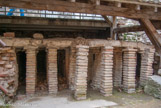 <center>Thermes de Constantin.</center>Les planchers étaient supportés par des briques permettant le chauffage par l'air chaud provenant de plusieurs foyers.