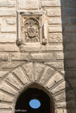 <center>La tour Pons de l'Orme (XIVe siècle)</center>Au-dessus de la porte d'entrée, les armoiries de l'abbé (un orme porté par deux moines-anges).