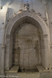 <center>L'abbatiale (XIIe siècle)</center>Tombeau de la soeur de l'abbé Bertrand de Maussang.