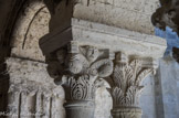 <center>Galerie Est</center>Feuilles d'acanthe avec deux masques humains. Chapiteau à décor floral.
À la manière antique, l'homme est représenté dans le décor végétal des chapiteaux des colonnes, de type corinthien. Il s'agit parfois d'une tête au milieu d'un feuillage, parfois de scènes bibliques.