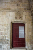 <center>Galerie Sud</center>Au-dessus de la porte de l'escalier du dortoir : les armoiries du cardinal Pierre de Foix, archevêque d'Arles et abbé de Montmajour (1450 -1462).