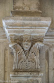 <center>Galerie Nord</center>Deux chapiteaux à feuilles d'acanthe avec figure humaine isolée. L'acanthe est un décor antique caractéristique du chapiteau corinthien.