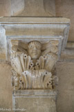 <center>Galerie Nord</center>Deux chapiteaux à feuilles d'acanthe avec figure humaine isolée. L'acanthe est un décor antique caractéristique du chapiteau corinthien.