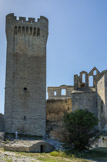 <center>La tour Pons de l'Orme (XIVe siècle)</center>La tour, la citerne et le clocher.