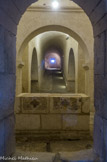 <center>La crypte de Saint Benoit.</center>On accède à l'église supérieure par un plan incliné taillé à même la roche et voûté en berceau.