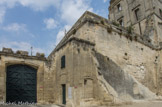 <center>La porterie (XVIIIe s.)</center>L'entrée principale de l'abbaye était placée dans l'angle sud-ouest de la clôture, orientée vers la ville d'Arles que l'on aperçoit au loin.