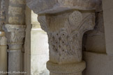 <center>Ermitage Saint-Pierre </center>Le deuxième chapiteau de la face Sud, dont la corbeille est ornée d’entrelacs bifides, disposés en bandes verticales, porte une énorme rosace à décor floral.