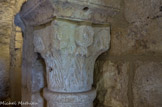 <center>Ermitage Saint-Pierre </center>Le dernier chapiteau de la nef, sur la face Nord , est constitué par une simple rangée de feuilles aux nervures très profondément gravées, le dé est orné d’une roue aux rayons spiralés.