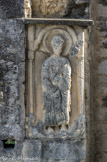 <center>Porte de la chapelle St-Pierre</center>Représentation en bas-relief de saint Pierre nimbé, tenant une grosse clé, sous une arcade supportée par deux colonnettes à chapiteau gothique..