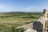 <center>La tour Pons de l'Orme (XIVe siècle)</center>Au sommet, la vue panoramique révèle la position stratégique de ce lieu aux portes d'Arles. Le mont de Cordes (65 mètres) abritant un hypogée ou tombe collective, daté de 4000 ans.