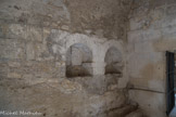 <center>Ermitage Saint-Pierre </center>Le narthex. Deux niches également de plein cintre avec impostes moulurées sont taillées dans la paroi rocheuse Nord au-dessus de deux tombes alignées.