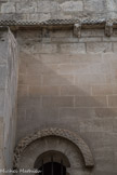<center>Ermitage Saint-Pierre </center>La seule décoration extérieure est une corniche à damier reposant sur des modillons à triple enroulement de copeaux.