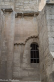 <center>Ermitage Saint-Pierre </center>La seule décoration extérieure est une corniche à damier reposant sur des modillons à triple enroulement de copeaux. L’archivolte des fenêtres est ornée de billettes.