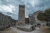<center>Vue coté est</center>La tour Pons de l'Orme (XIVe siècle). <br>La tour, la citerne et l'abbatiale avec son clocher.