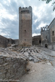 <center>La tour Pons de l'Orme (XIVe siècle)</center>La tour, avec à ses pieds la citerne et le cimetière.