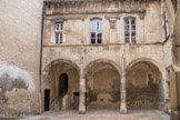 <center>Commanderie de Sainte-Luce. </center> La façade nord, bâtie en 1587, comporte un décor caractéristique de la Renaissance arlésienne. Les fenêtres à meneaux à l’origine, mais modifiées au XVIIIe siècle, sont encadrées de pilastres cannelés tout à fait antiquisants.