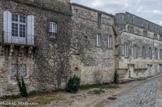 <center>Le Musée Réattu</center> La partie Nord, en bordure du Rhône, est la commanderie de Saliers, construite au XVe siècle. Cette partie, en bordure du Rhône, conserve de belles façades Renaissance et un décor médiéval ponctué de gargouilles.
