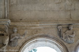 <center>Cloitre de St Trophime</center>Galerie Est. Les écoinçons des arcatures de la deuxième travée sont décorés par cinq hauts-reliefs représentant les vierges sages avec leur lampe allumée.