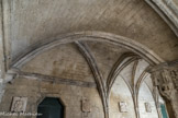 <center>Cloitre de St Trophime</center>Galerie Sud. Doubleau d'angle de la galerie romane également très mouluré.
Console décorée d'une tête de bouc.
 Une des nervures de la galerie Sud y est rattachée.